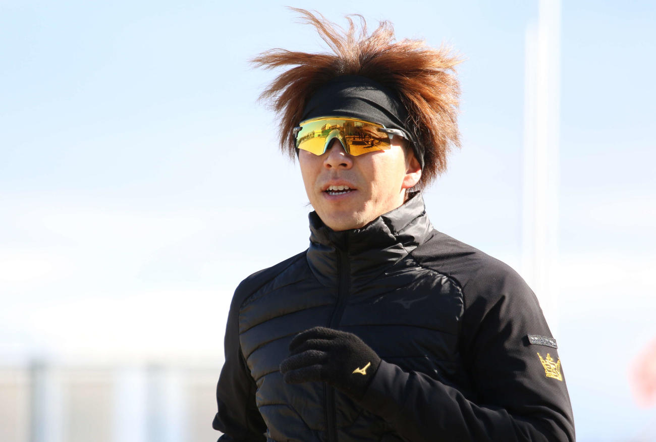 母校の市尼崎で自主トレを公開した日本ハム宮西（撮影・木下大輔）