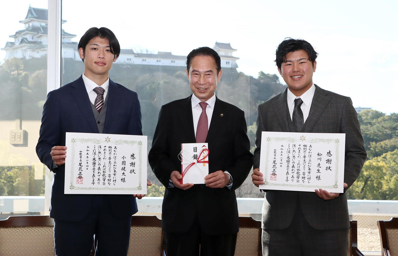 母校市和歌山高野球部への寄付金を贈呈し、和歌山市の尾花市長（中央）から感謝状を受け取るDeNA小園（左）とロッテ松川（同市提供）