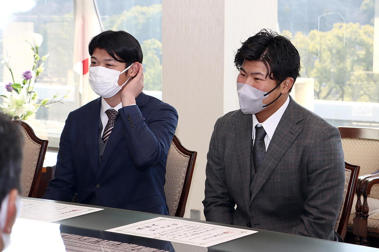 母校の市和歌山高野球部への寄付金贈呈で和歌山市役所を訪問するDeNA小園（左）とロッテ松川（和歌山市提供）