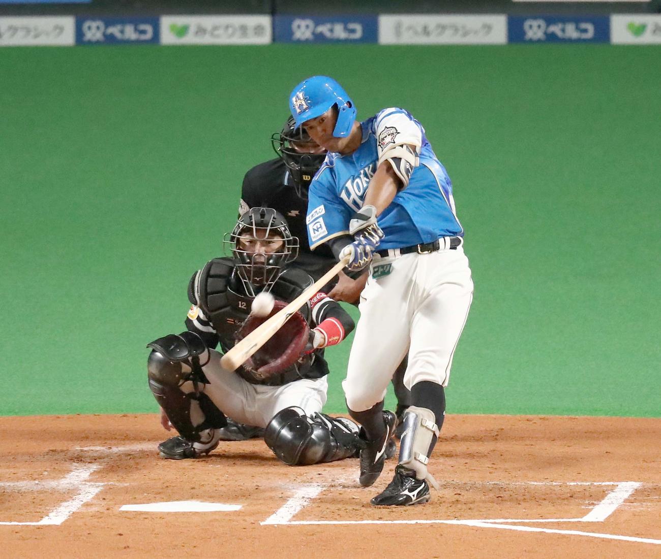 日本ハム対ソフトバンク　2回裏日本ハム1死二塁、左越え2点本塁打を放つ今川（2021年9月12日）