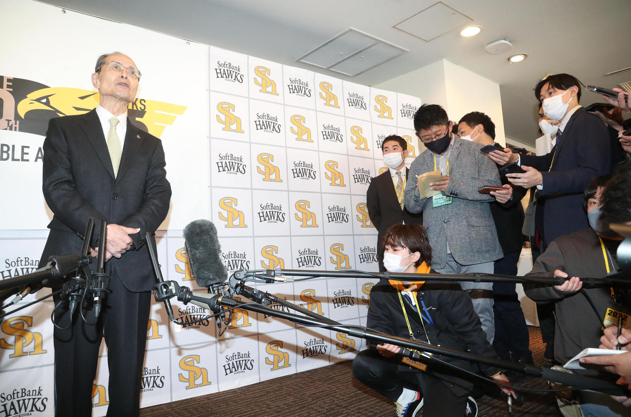 鏡割りを終えた王貞治球団会長は報道陣のインタビューを受ける（撮影・梅根麻紀）