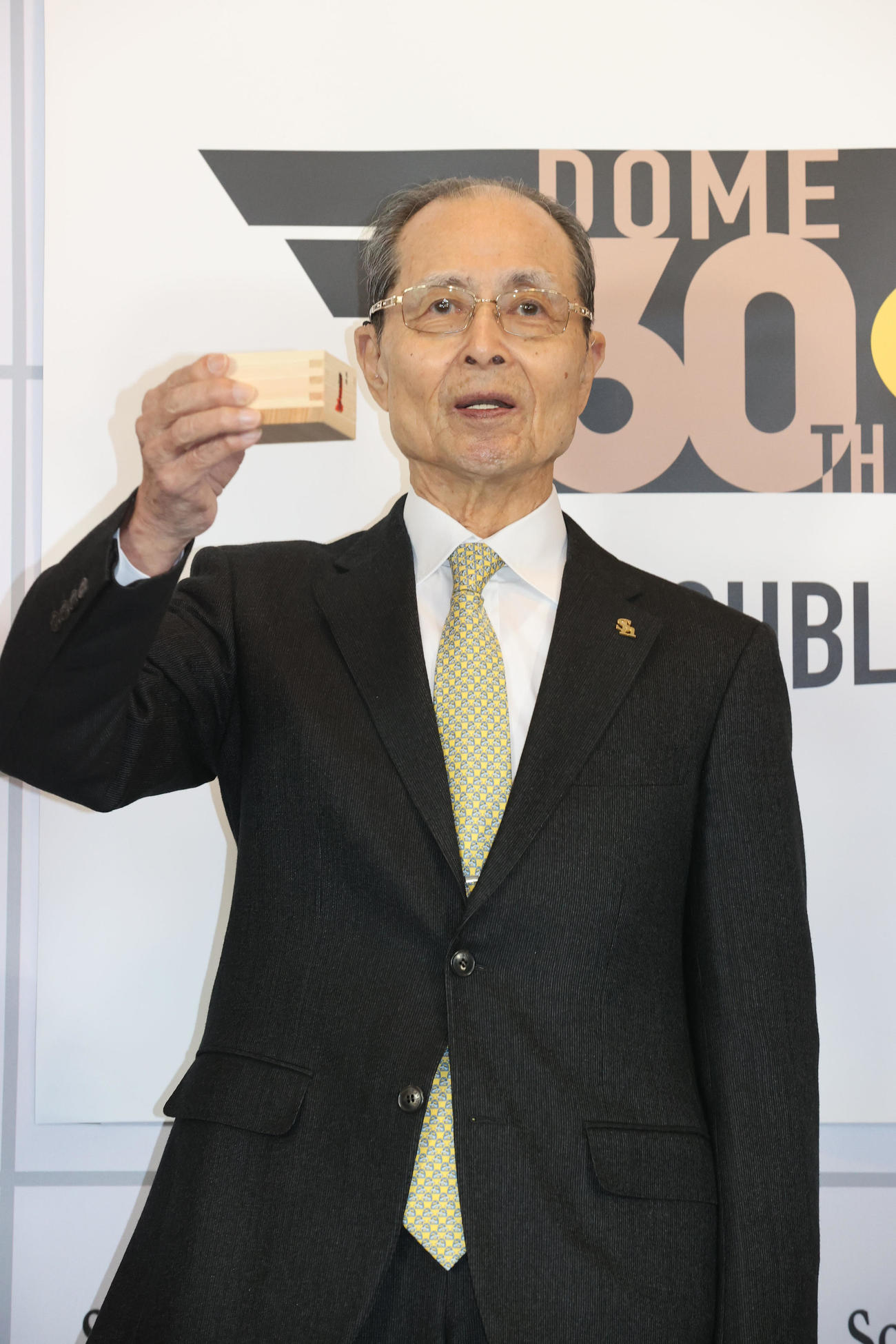 無事に鏡割りを終え、升酒で乾杯する王貞治球団会長（撮影・梅根麻紀）