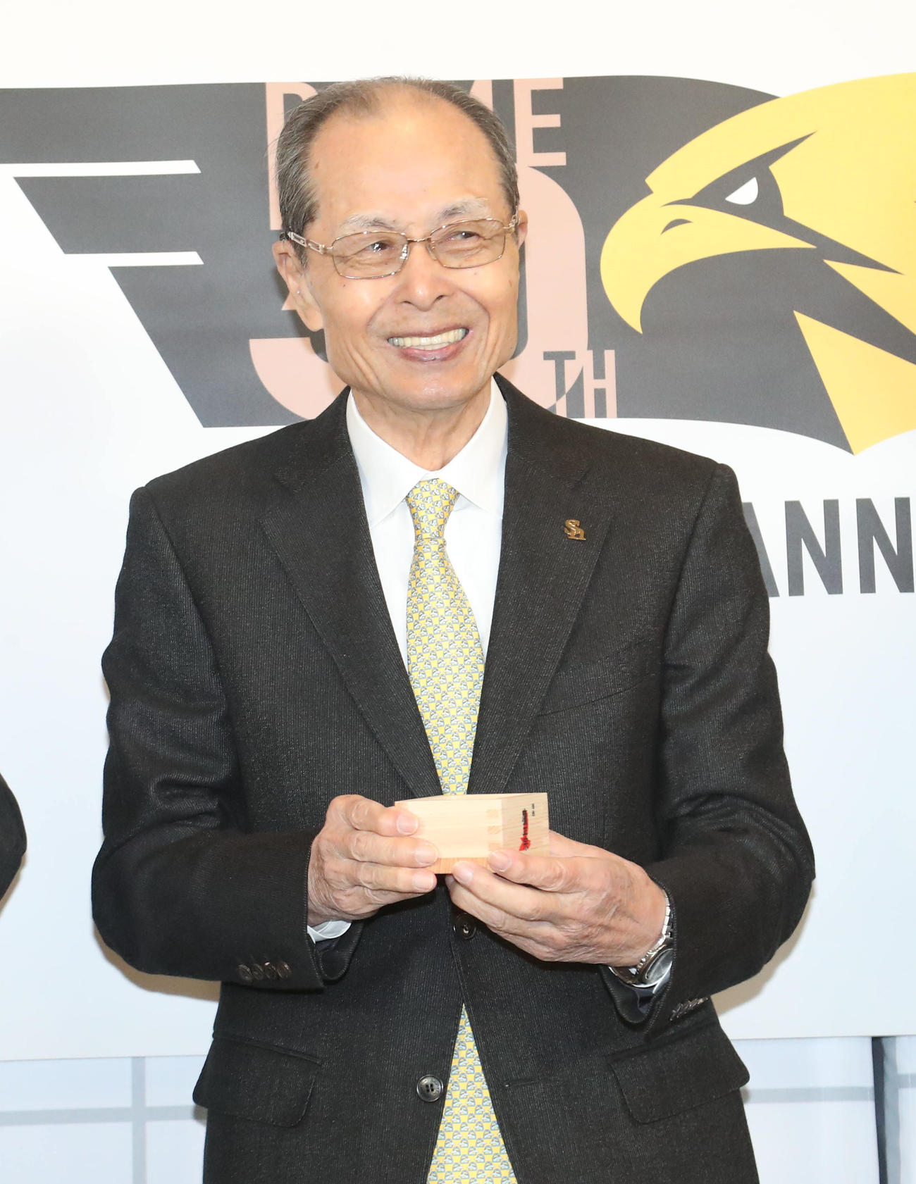 無事に鏡割りを終え、升酒で乾杯する王貞治球団会長（撮影・梅根麻紀）