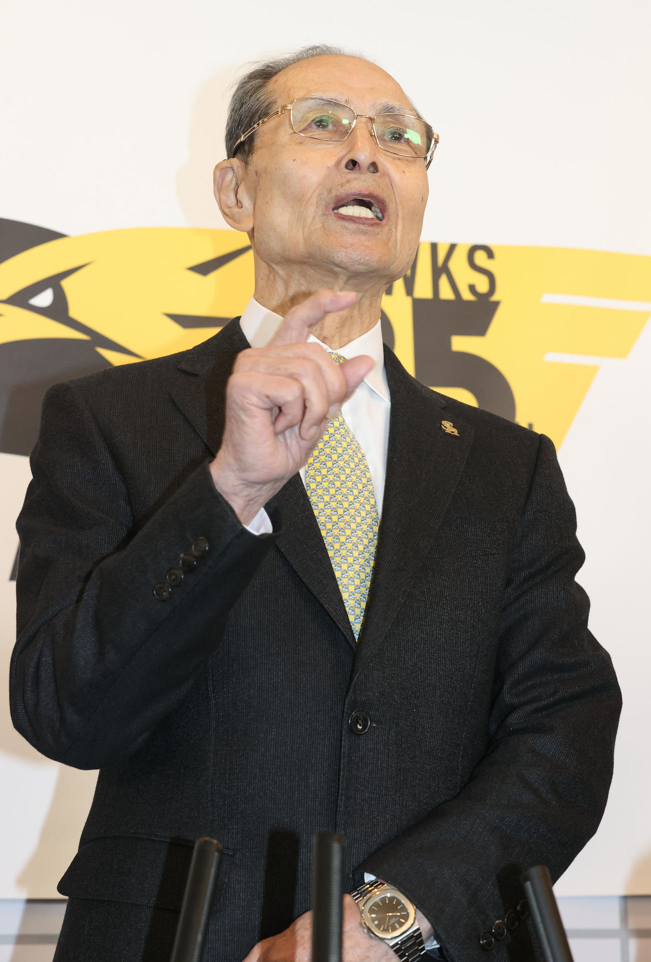 鏡割りを終えた王貞治球団会長は報道陣のインタビューを受ける（撮影・梅根麻紀）
