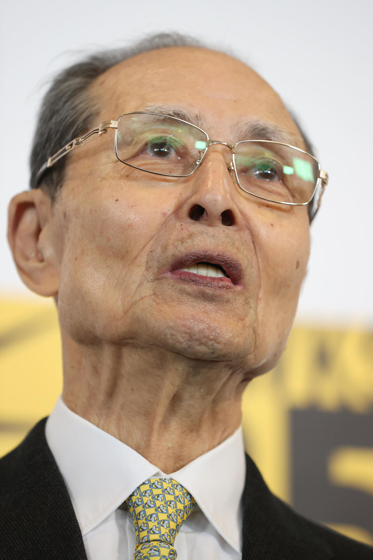 鏡割りを終えた王貞治球団会長は報道陣のインタビューを受ける（撮影・梅根麻紀）
