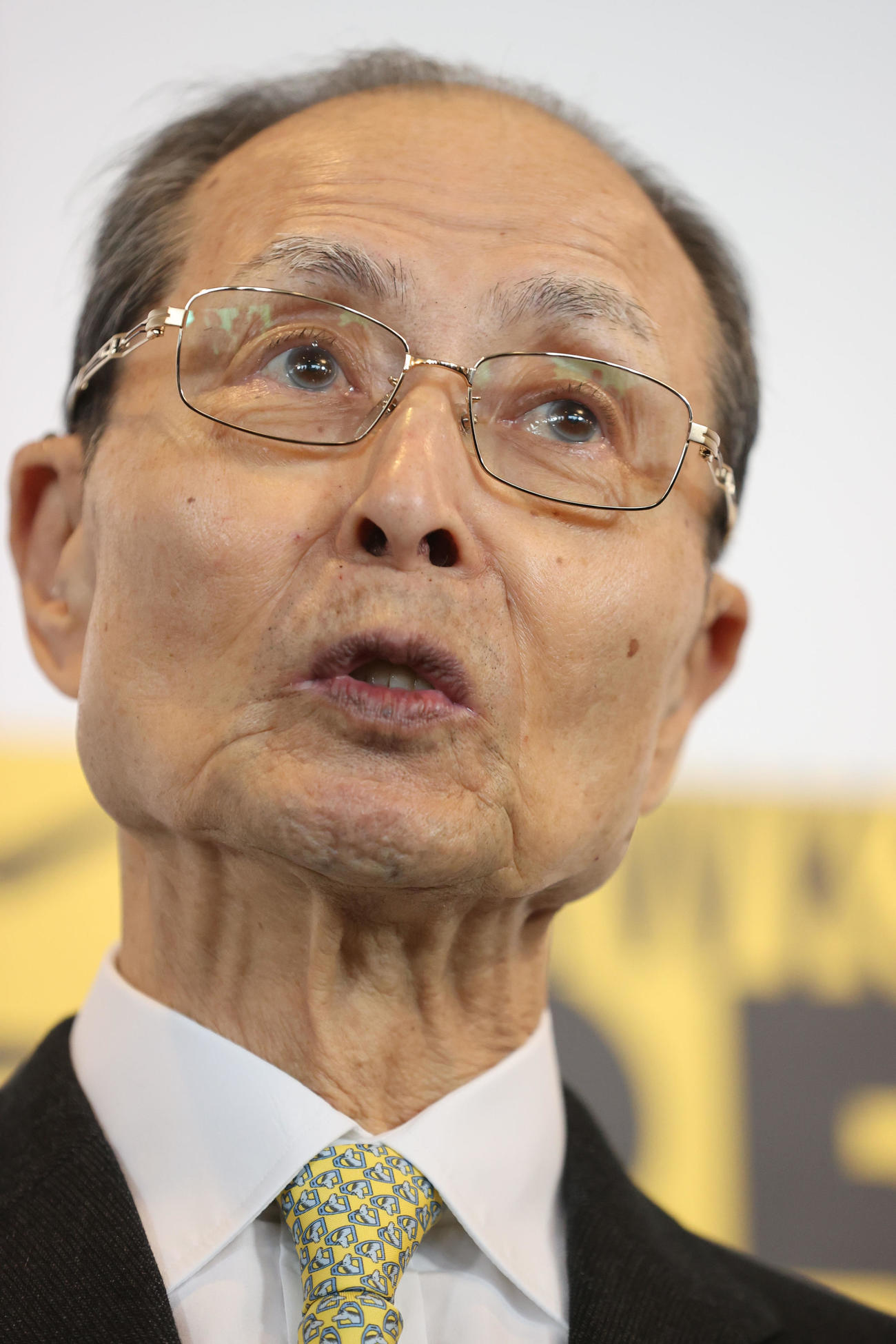 鏡割りを終えた王貞治球団会長は報道陣のインタビューを受ける（撮影・梅根麻紀）