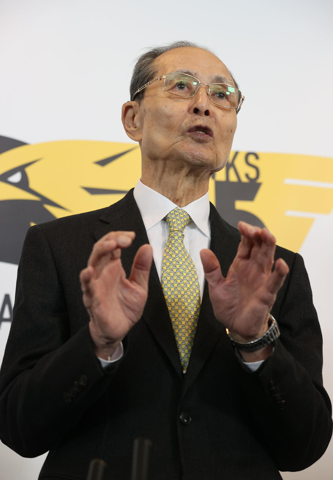 鏡割りを終えた王貞治球団会長は報道陣のインタビューを受ける（撮影・梅根麻紀）