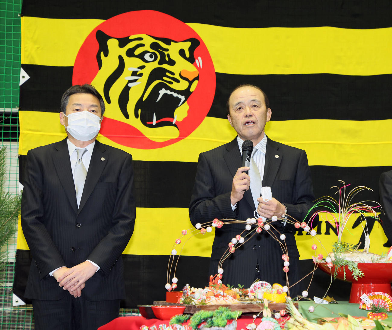 阪神の年賀式であいさつする岡田監督。左は百北球団社長（撮影・加藤哉）