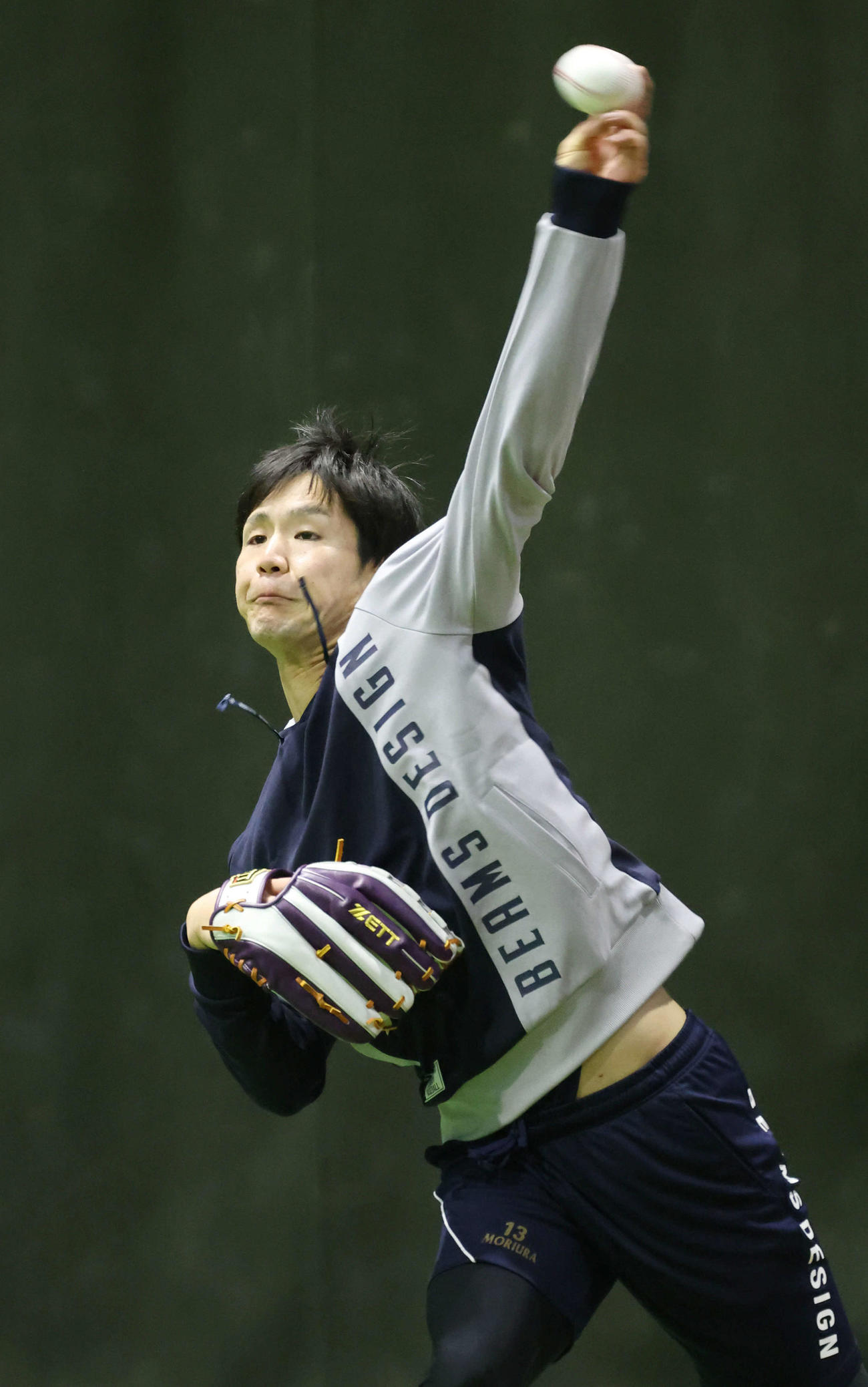 自主トレでキャッチボールをする広島森浦（撮影・加藤孝規）