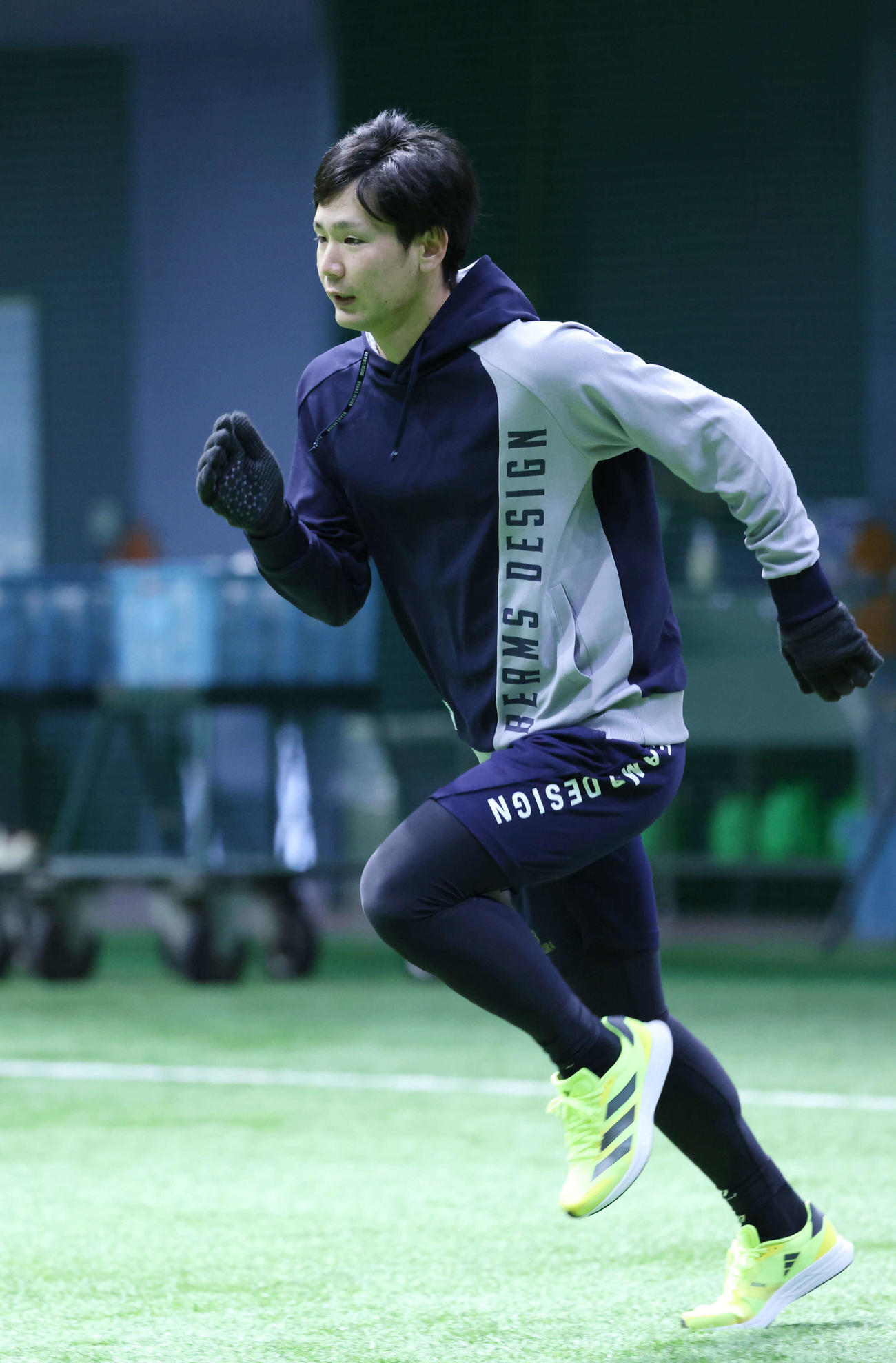 自主トレで走り込む広島森浦（撮影・加藤孝規）