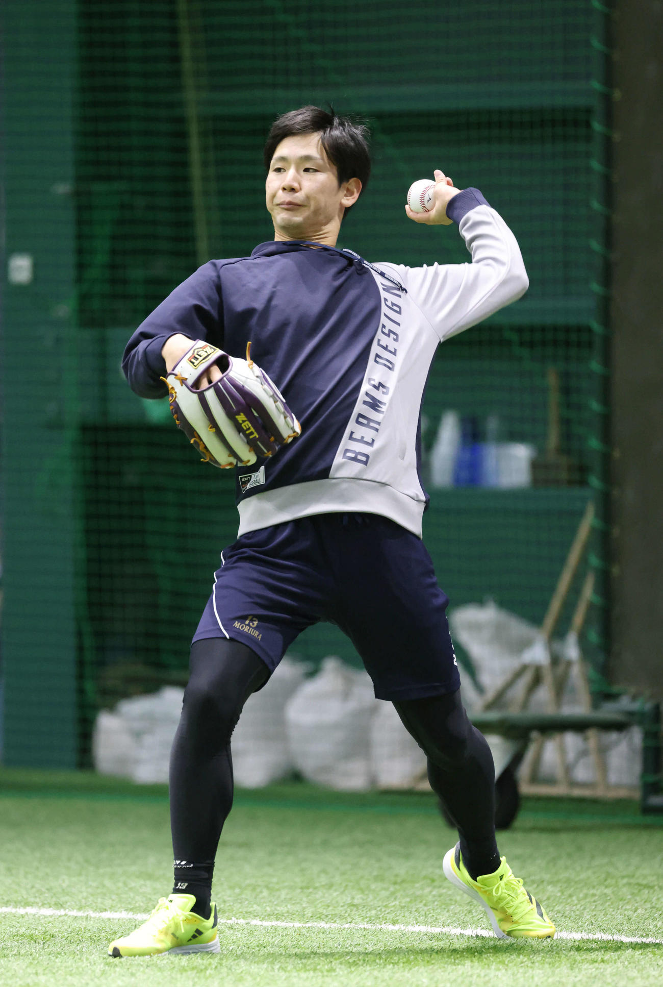 自主トレでキャッチボールをする広島森浦（撮影・加藤孝規）