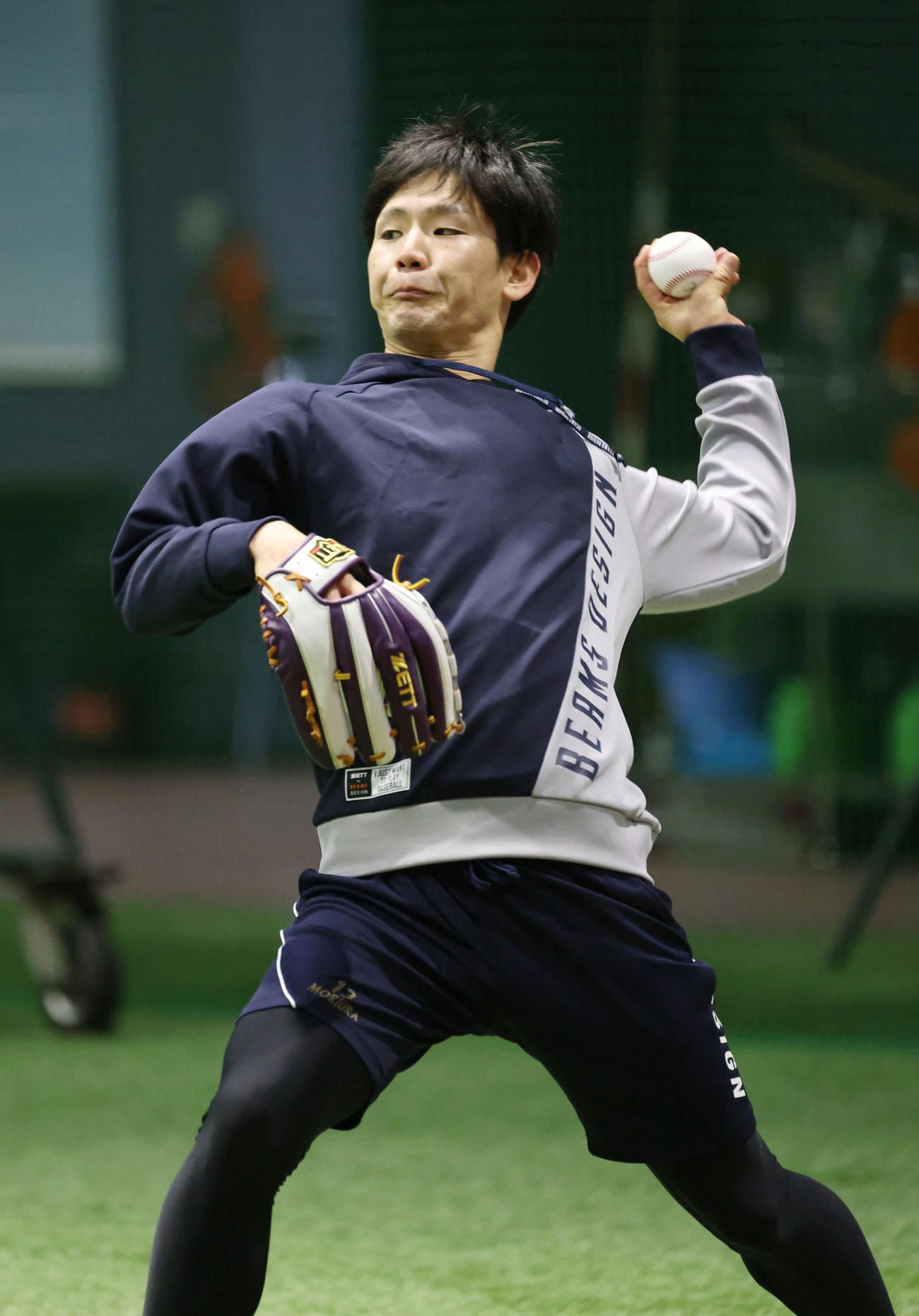 自主トレでキャッチボールをする広島森浦（撮影・加藤孝規）