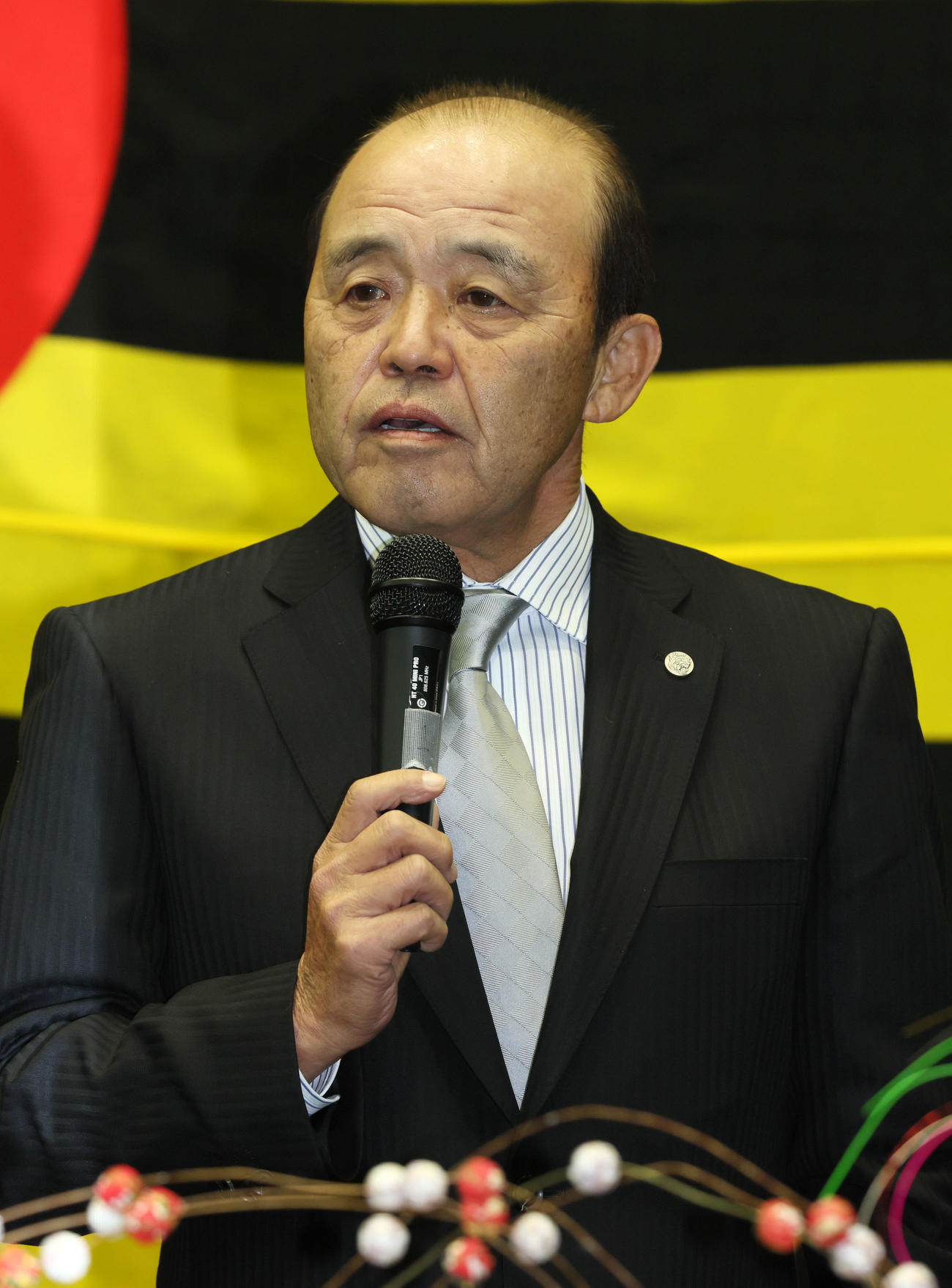 阪神の年賀式であいさつする岡田監督（撮影・加藤哉）