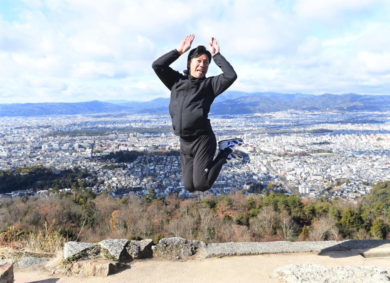 中日大野が自主トレを公開。京都・大文字山で今年の活躍を誓い、うさぎジャンプ（撮影・滝沢美穂子）