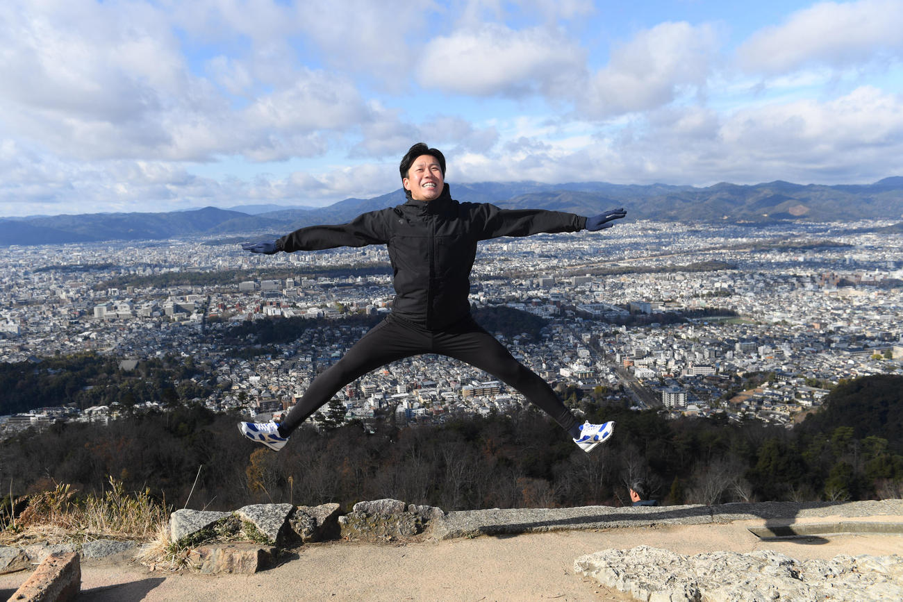 中日大野が自主トレを公開。京都・大文字山で今年の活躍を誓い“大”ジャンプ（撮影・滝沢美穂子）