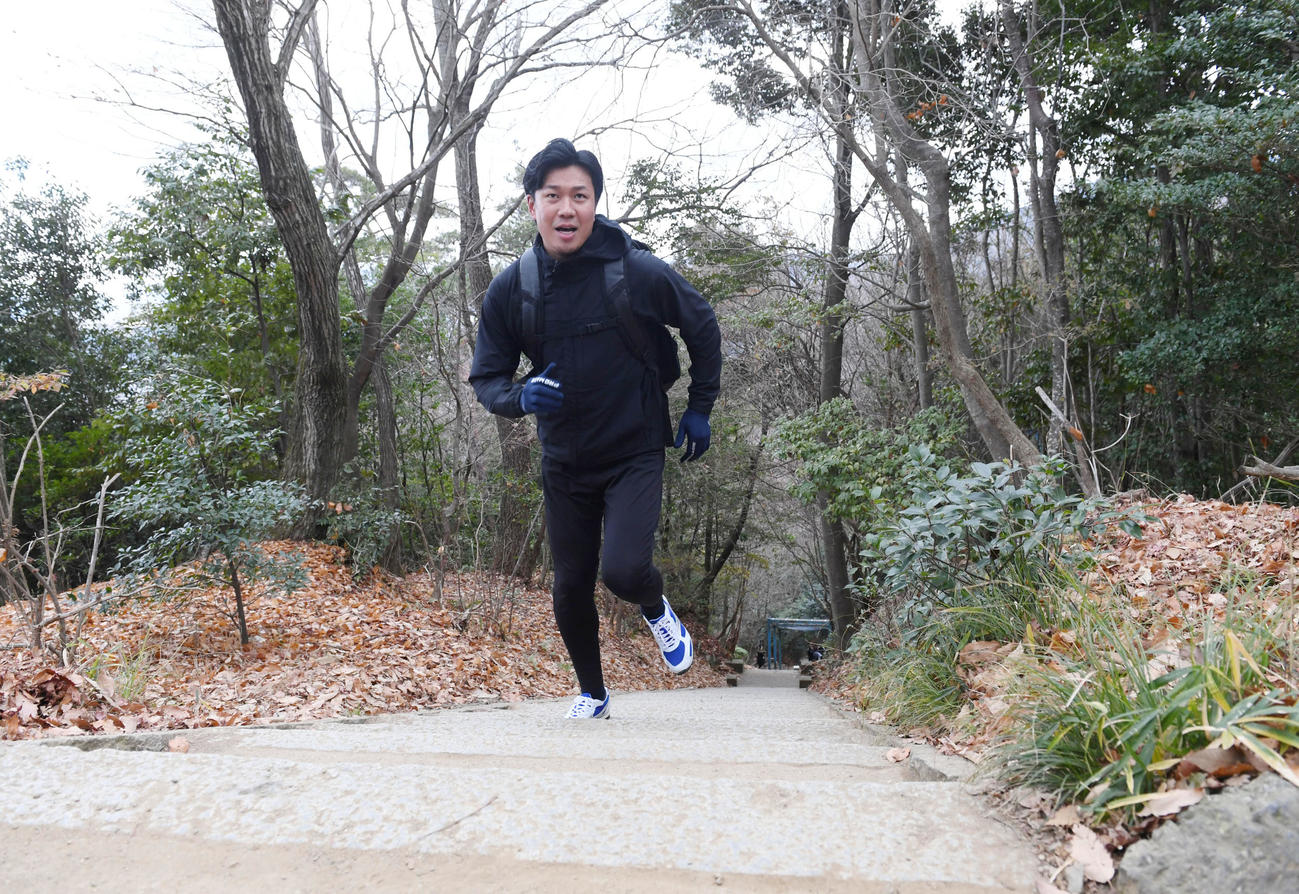 中日大野が自主トレを公開。京都・大文字山の険しい階段を猛ダッシュ（撮影・滝沢美穂子）
