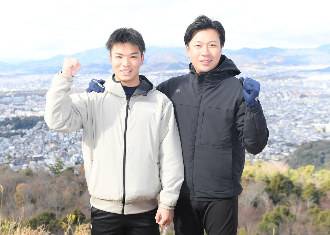 中日大野（右）が自主トレを公開。京都外大西の後輩でヤクルト2位指名の西村と健闘を誓う（撮影・滝沢美穂子）