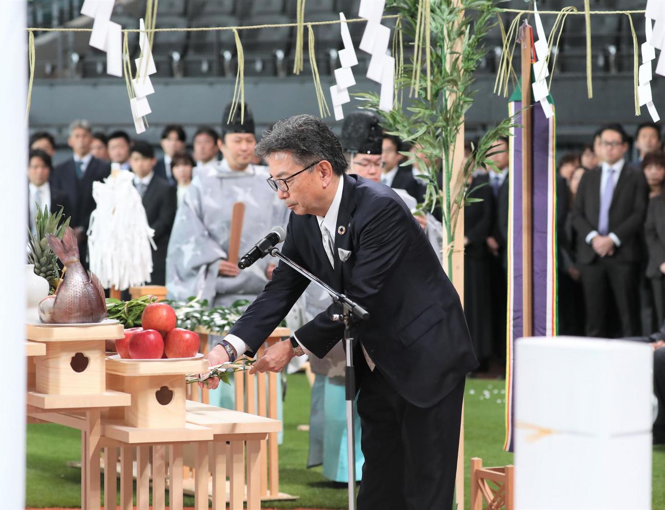 日本ハムの新球場「エスコンフィールド北海道」の竣工式で玉串を奉納する川村球団社長（撮影・黒川智章）