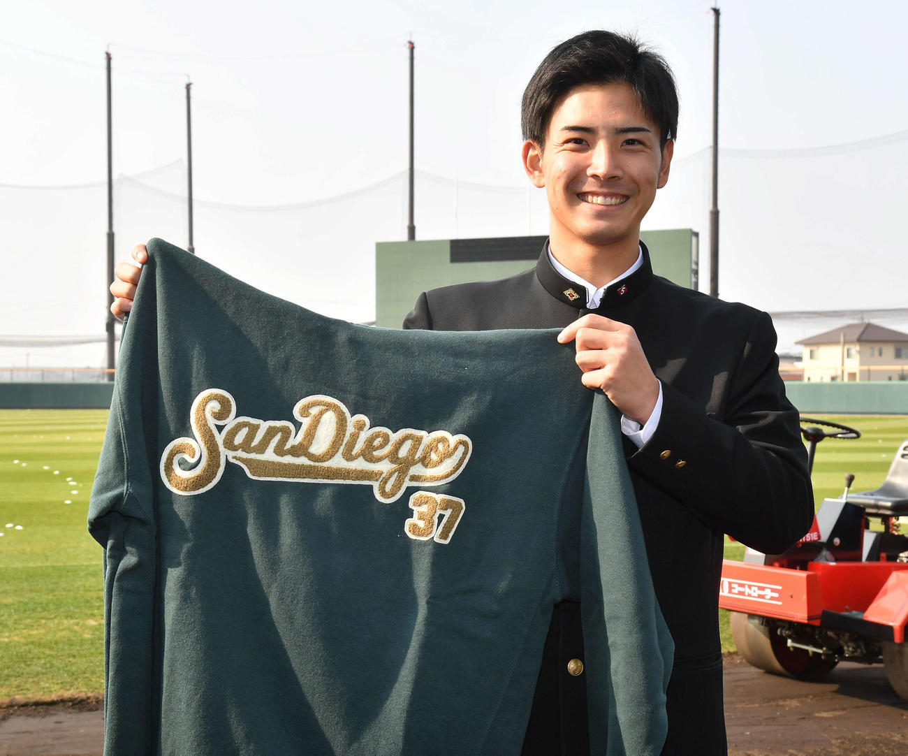 親友から贈られたパーカーとともに入寮したドラフト4位の大野（撮影・岩下翔太）