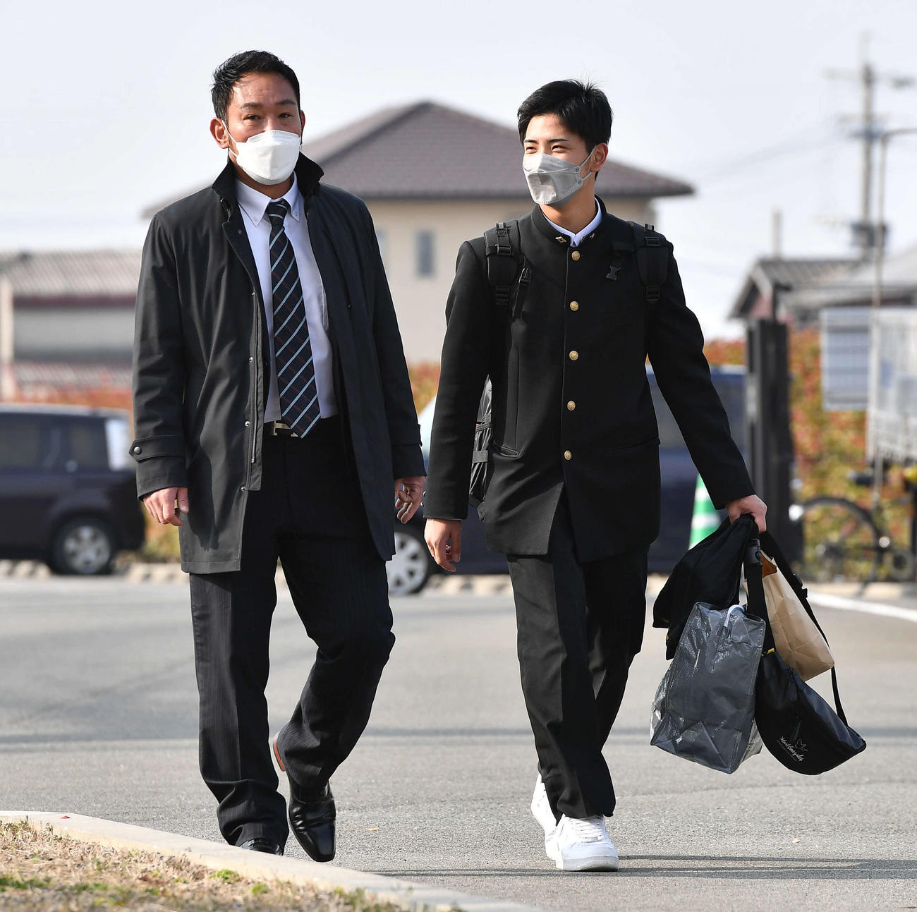 加藤スカウト（左）とともに若鷹寮に到着したドラフト4位の大野（撮影・岩下翔太）