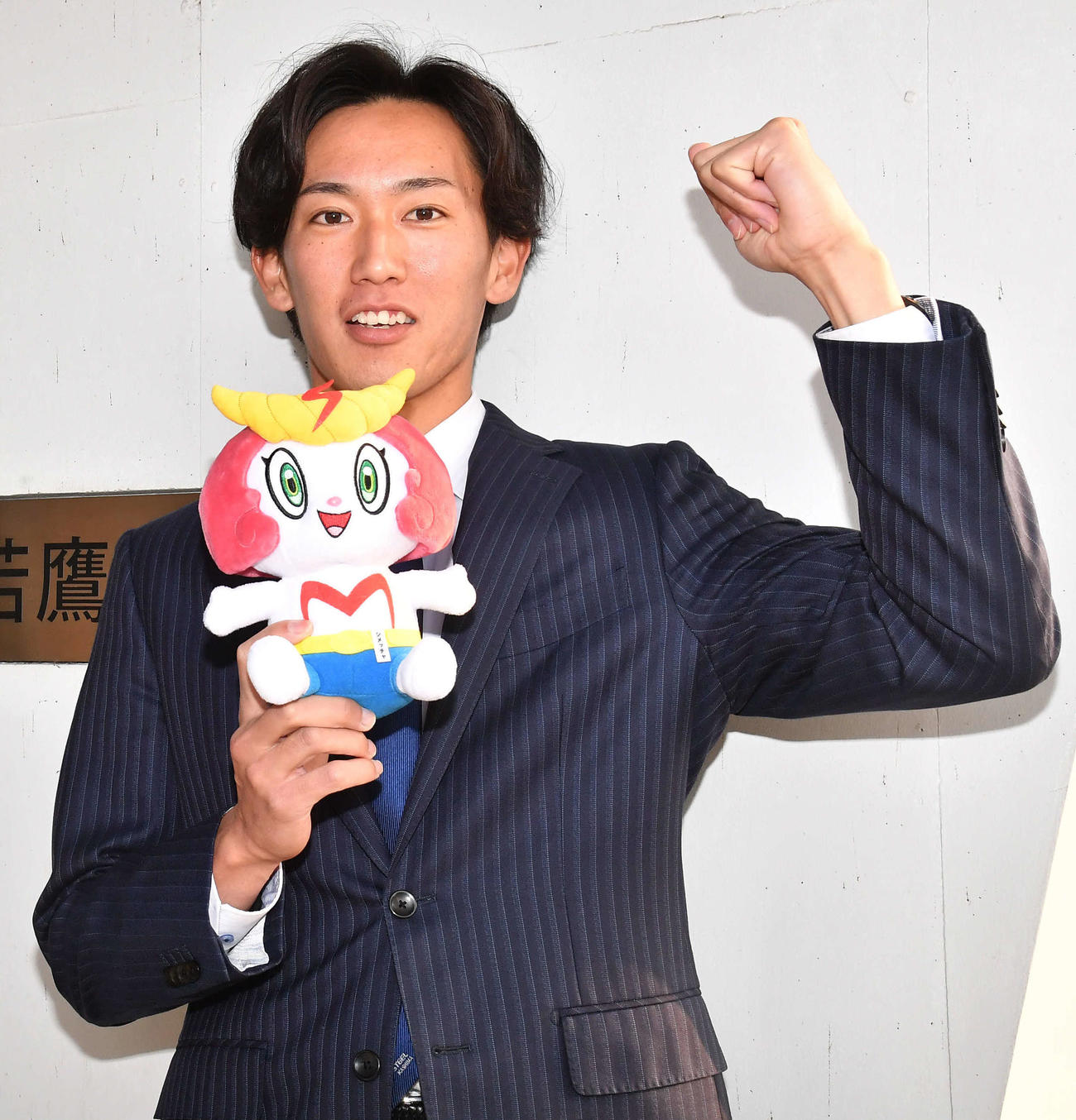 出身地・志免町の町長からプレゼントされた公式キャラクター「シメッチャ」のぬいぐるみとともに若鷹寮へ入寮したソフトバンクドラフト2位の大津（撮影・岩下翔太）