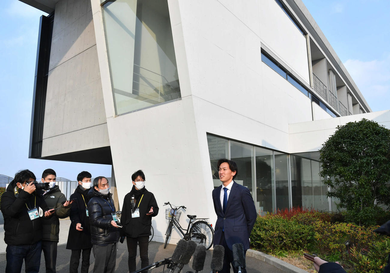 若鷹寮へ到着し、囲み取材を受けるドラフト2位の大津（撮影・岩下翔太）
