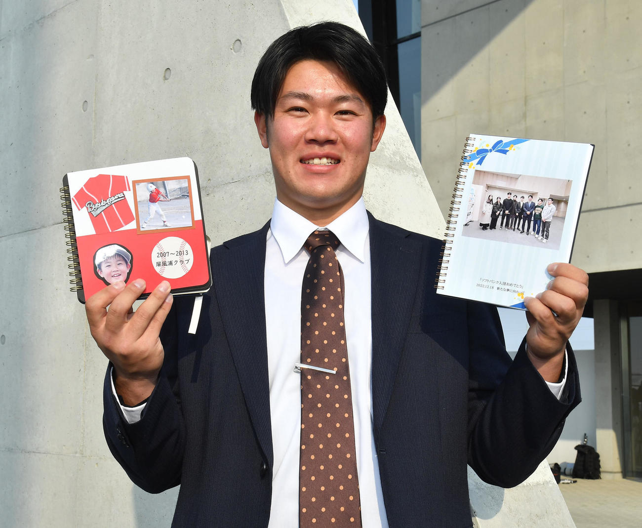 親友から贈られたアルバムとともに若鷹寮へ入寮したドラフト6位の吉田（撮影・岩下翔太）