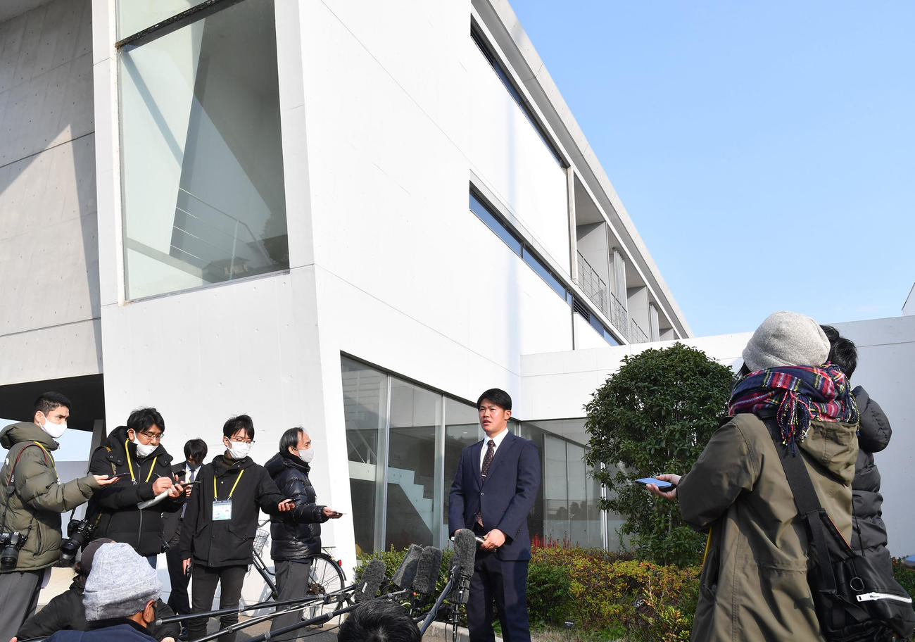 若鷹寮へ到着し、囲み取材を受けるドラフト6位の吉田（撮影・岩下翔太）