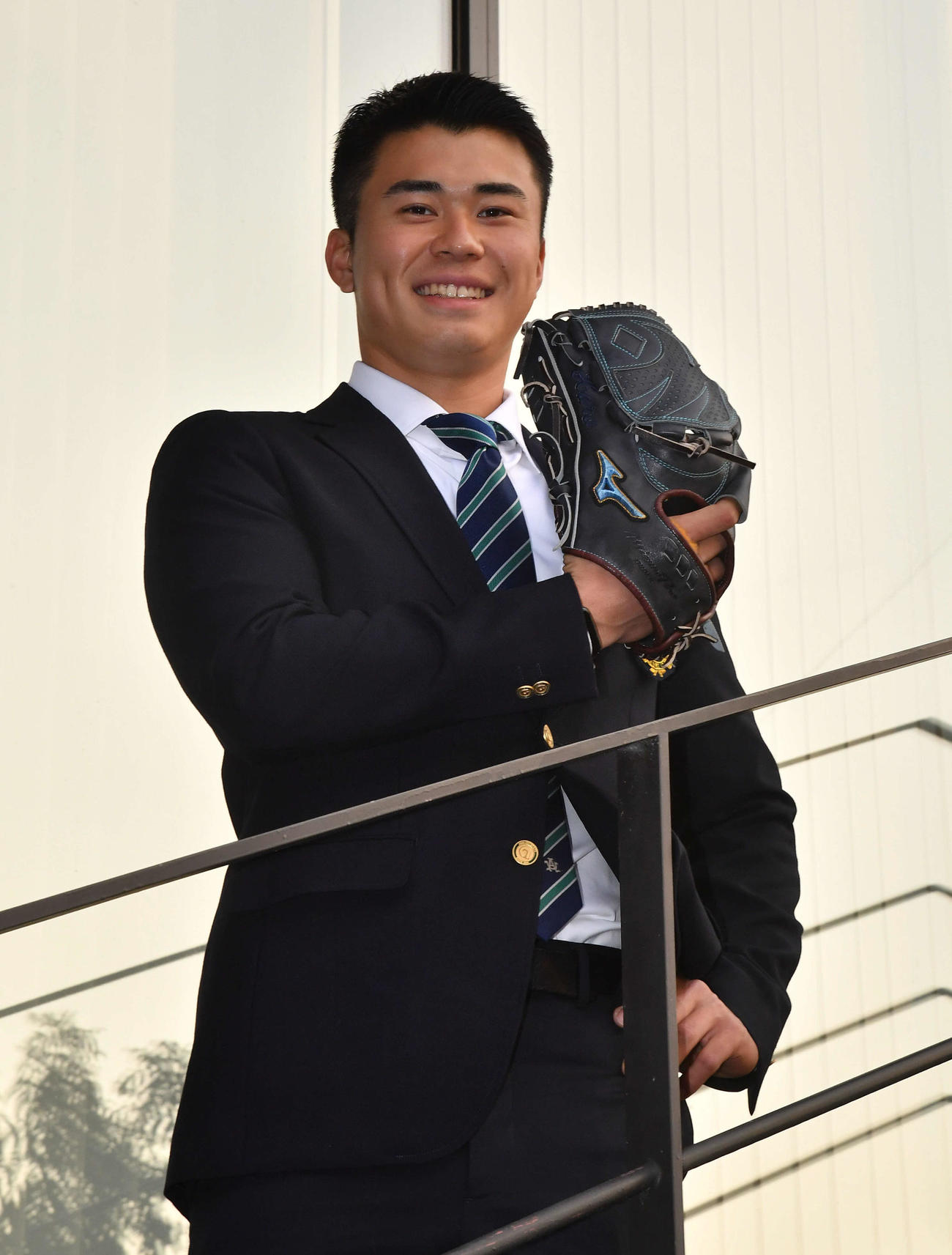 新調したグラブとともに若鷹寮へ入寮したドラフト5位の松本晴（撮影・岩下翔太）