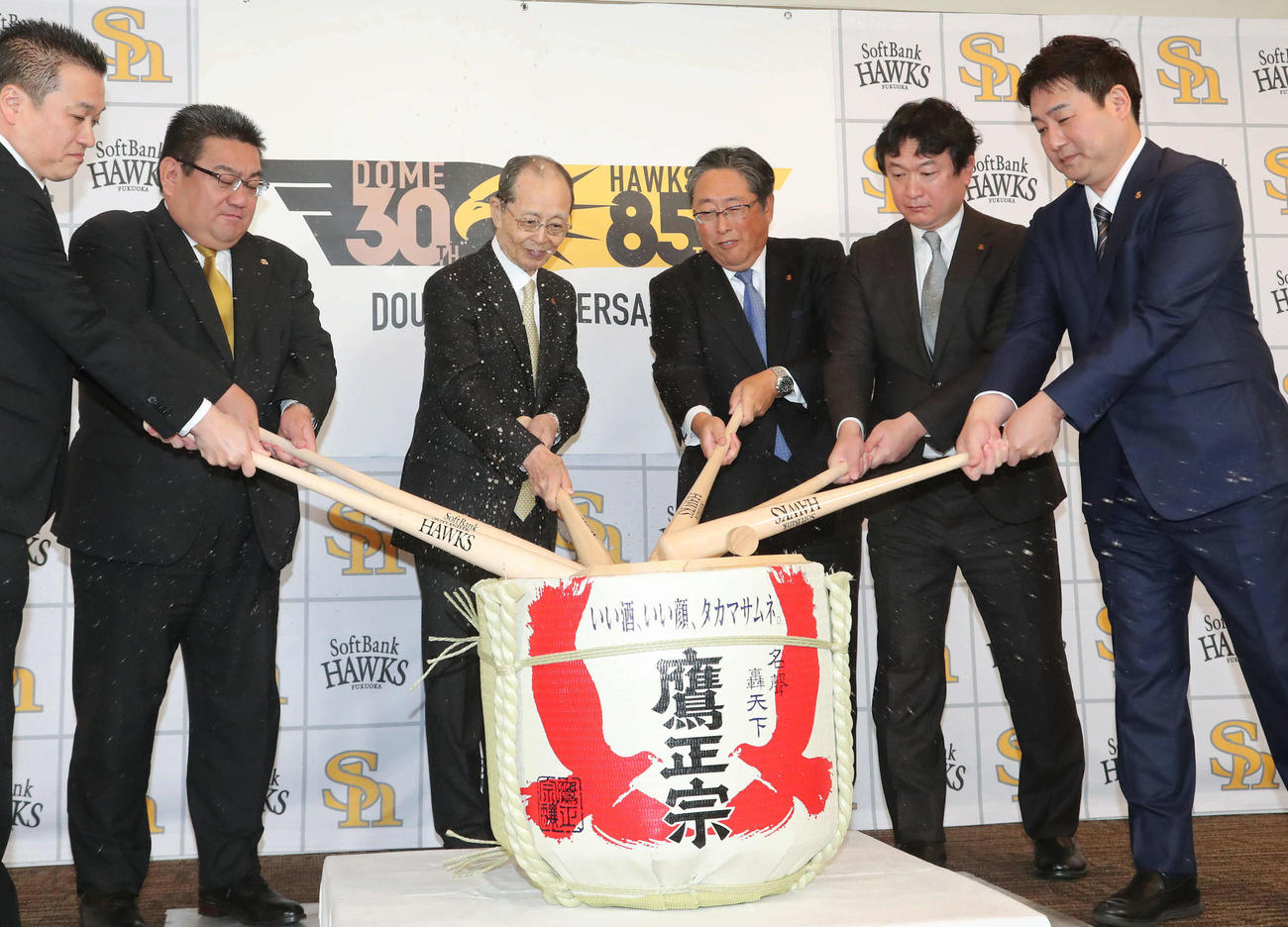 鏡割りをする王会長（左から3人目）と後藤取締役（左から4人目）ら（撮影・梅根麻紀）