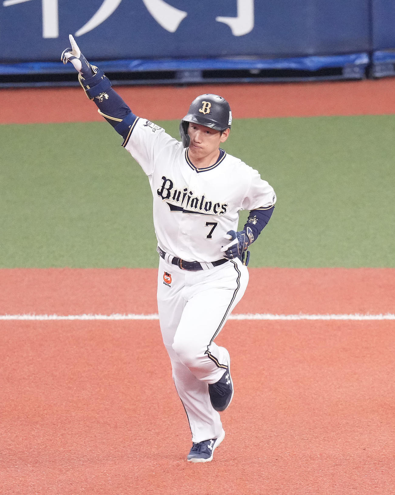 中越えソロ本塁打を放った吉田正尚は指を突き上げる（2022年10月撮影）