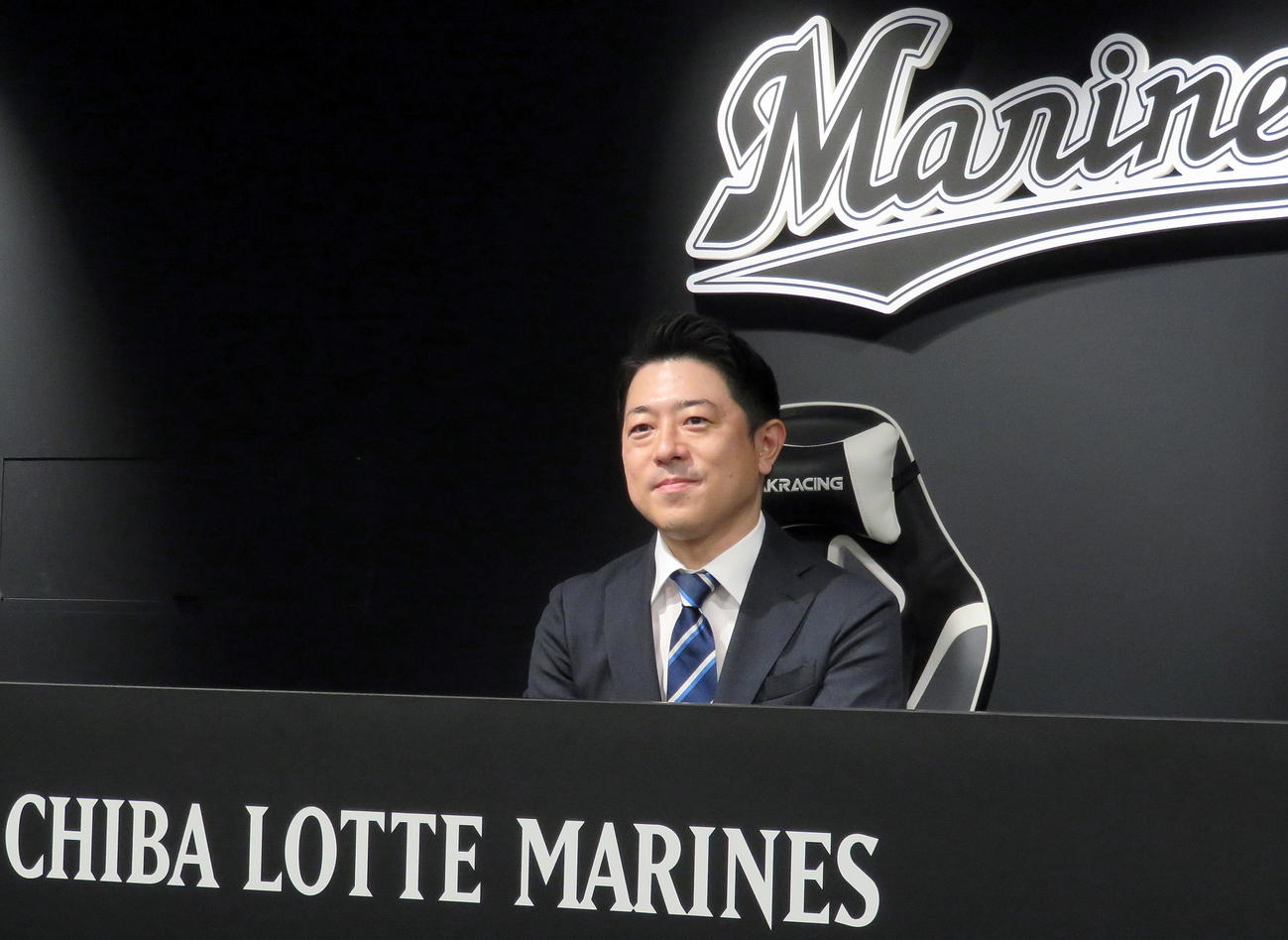 報道陣の質問に答えるロッテ高坂俊介社長（撮影・鎌田直秀）