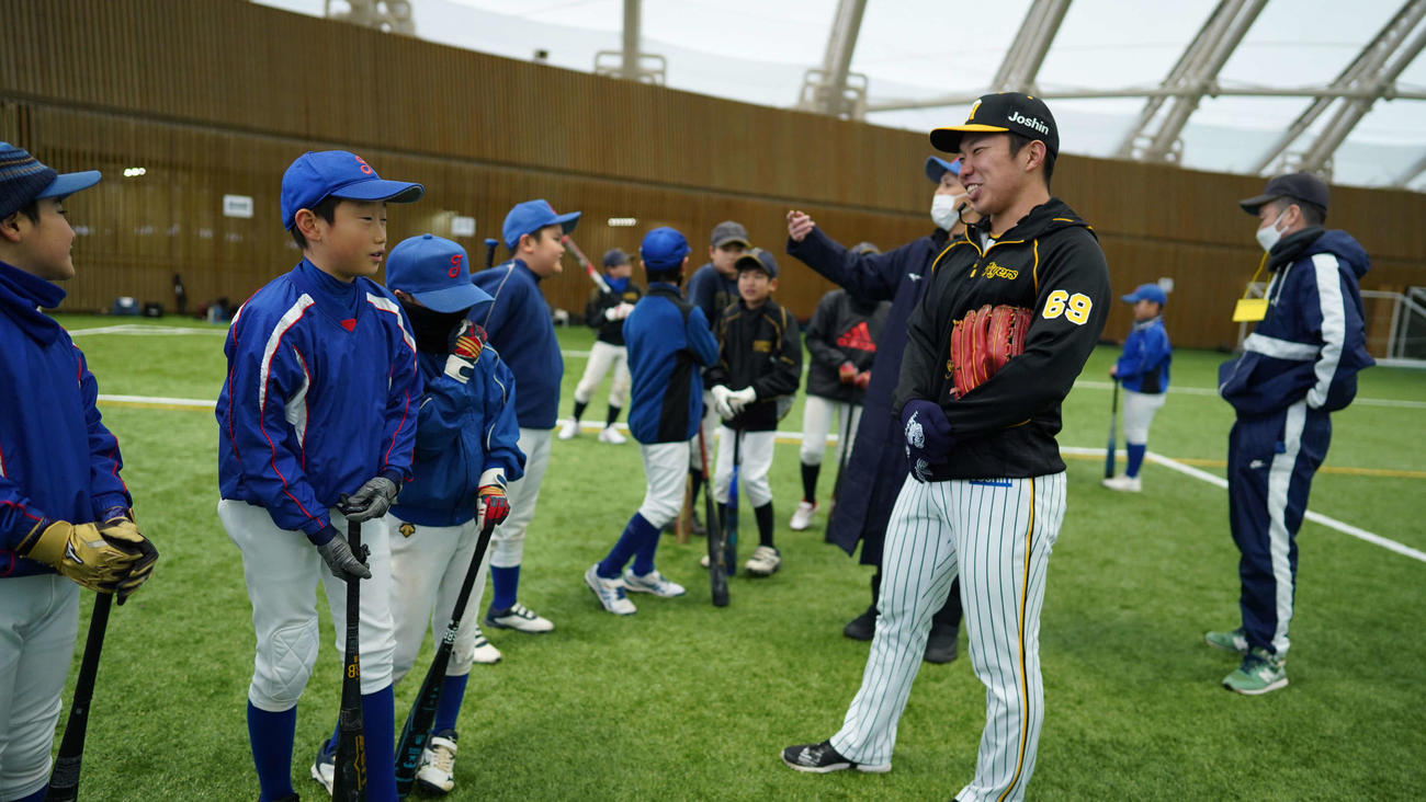 秋田での野球教室に参加し、少年たちと交流した阪神石井（主催者提供）