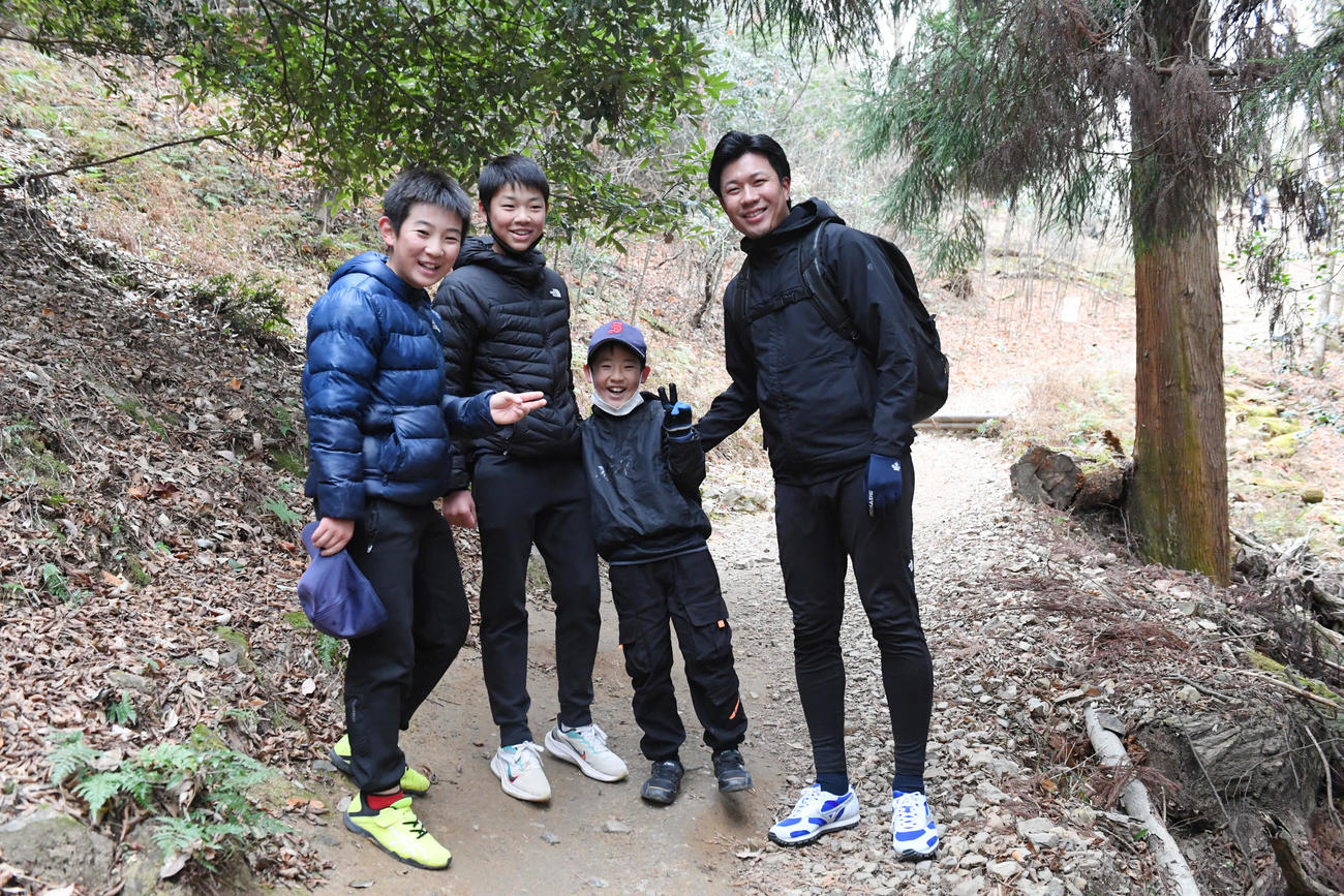 中日大野が自主トレを公開。かつて所属していたスポーツ少年団の子どもたちが応援にかけつけた（撮影・滝沢美穂子）