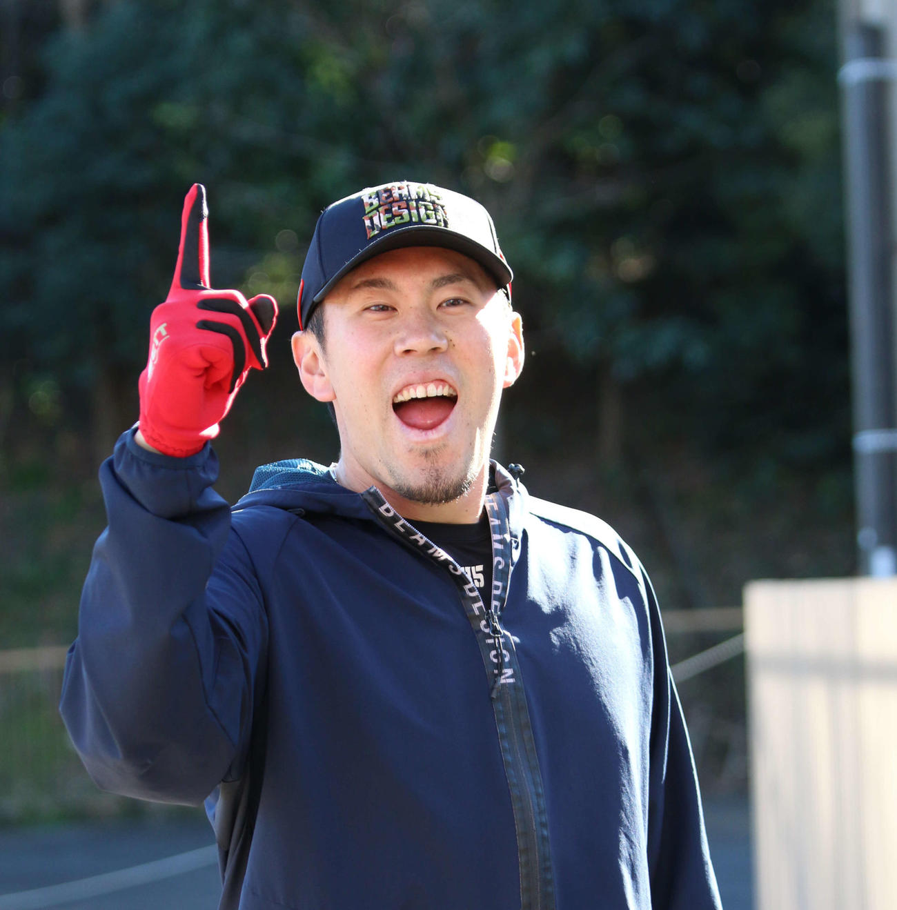千葉・鎌ケ谷の球団施設で年明け一番乗りで自主トレを行い、1番ポーズを決める日本ハム西村（撮影・木下大輔）