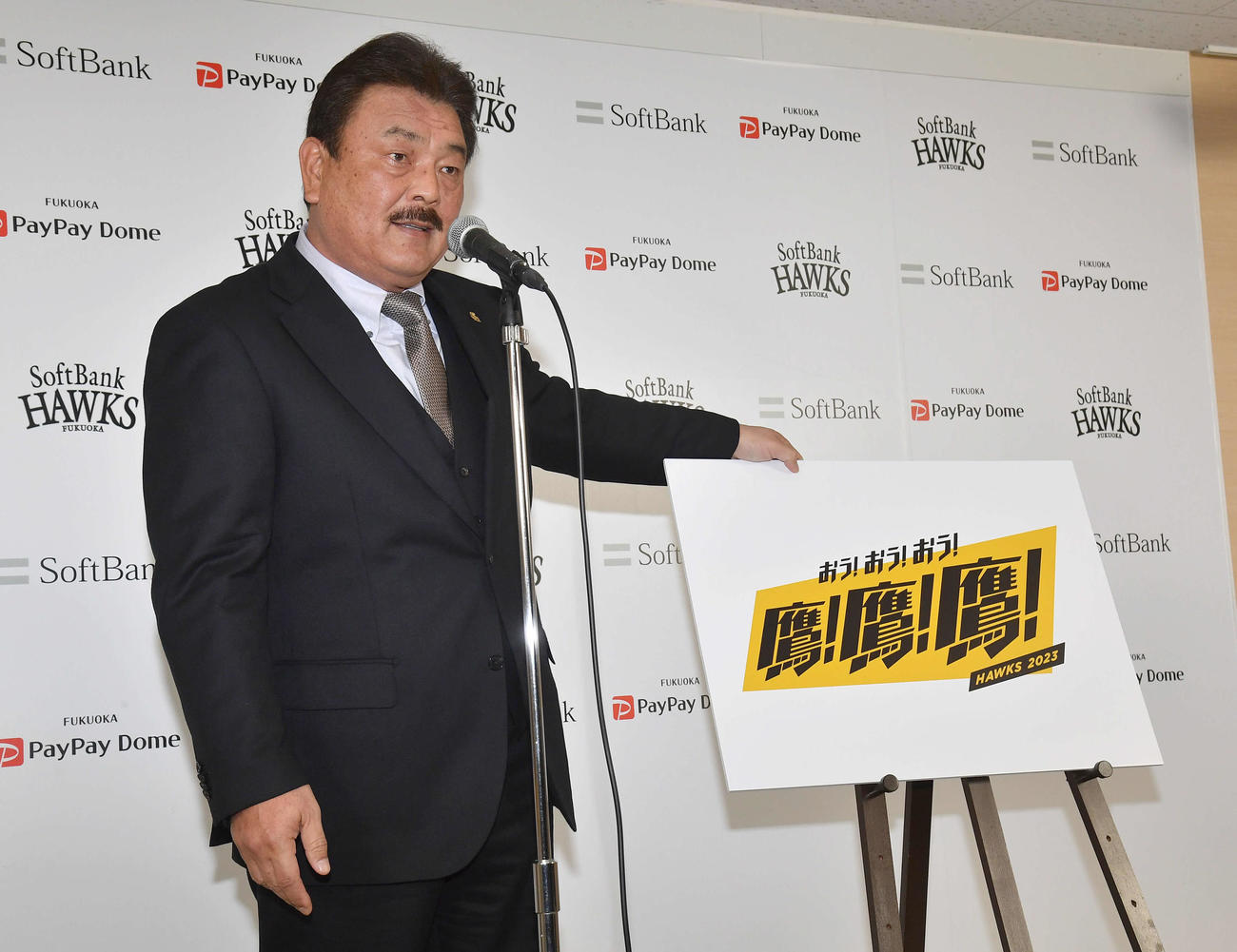 2023年のスローガンを発表する藤本監督（撮影・岩下翔太）