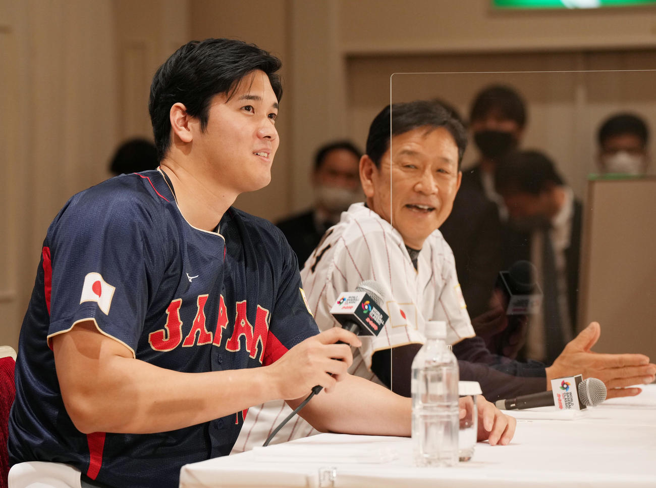 WBCへの抱負を話す大谷。右は栗山監督（撮影・菅敏）