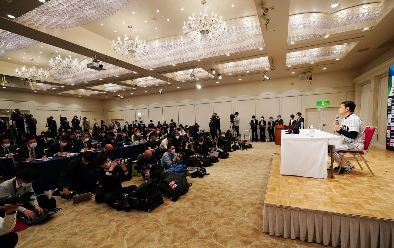 集まった大勢の報道陣を前にWBCへの抱負を話す栗山監督（右）（撮影・菅敏）