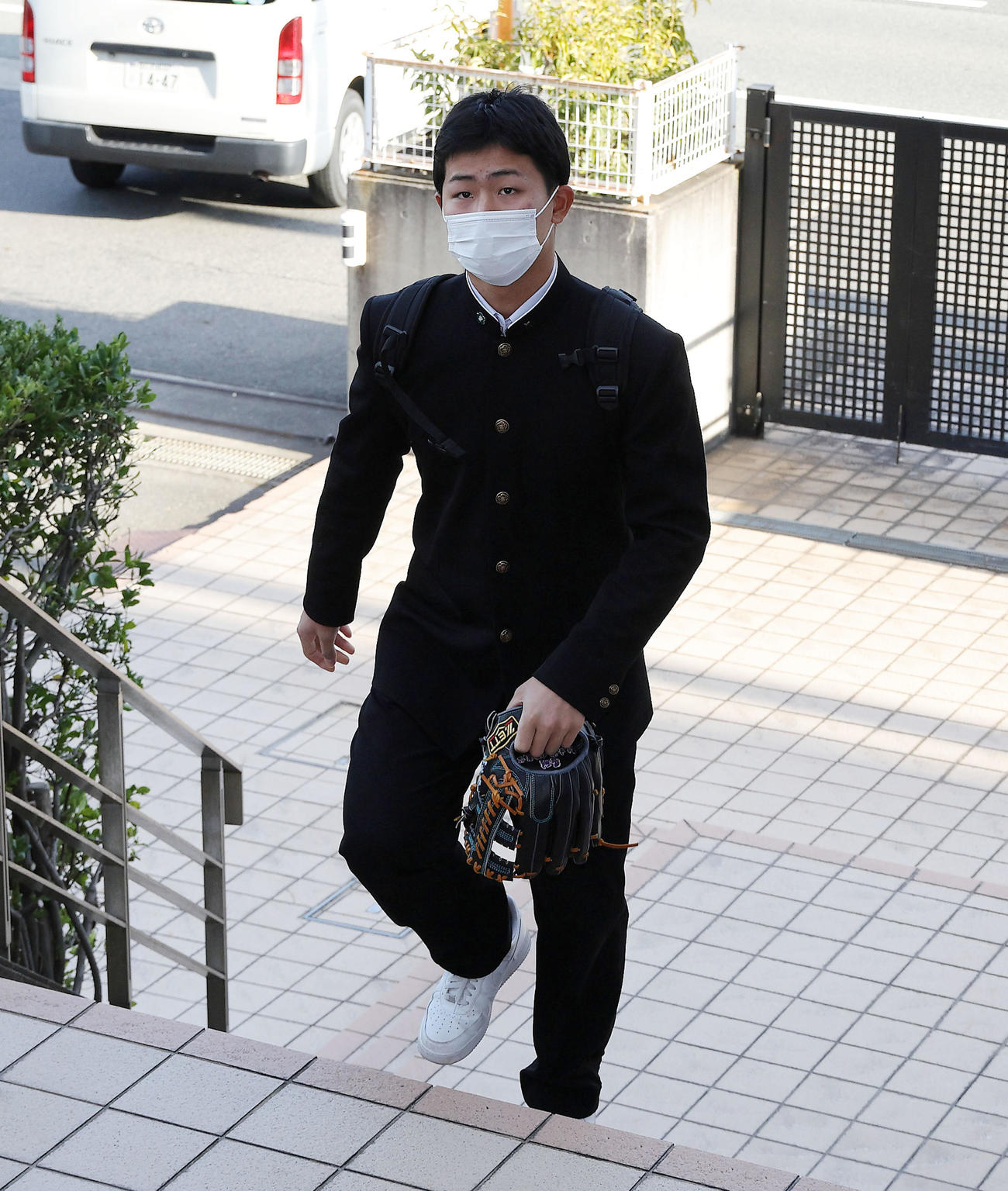 虎風荘へ入寮する戸井（球団提供）