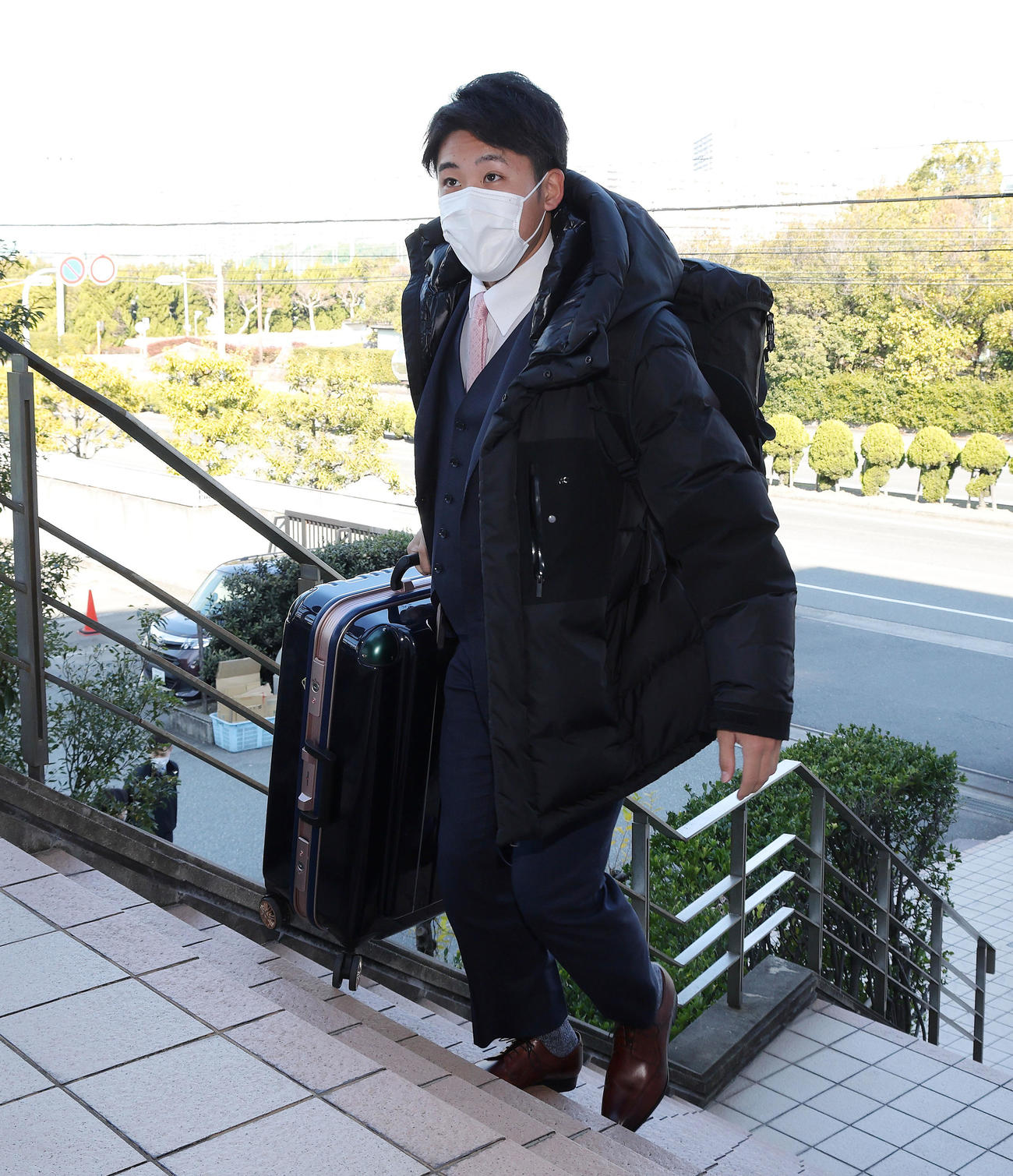 虎風荘へ入寮する富田（球団提供）