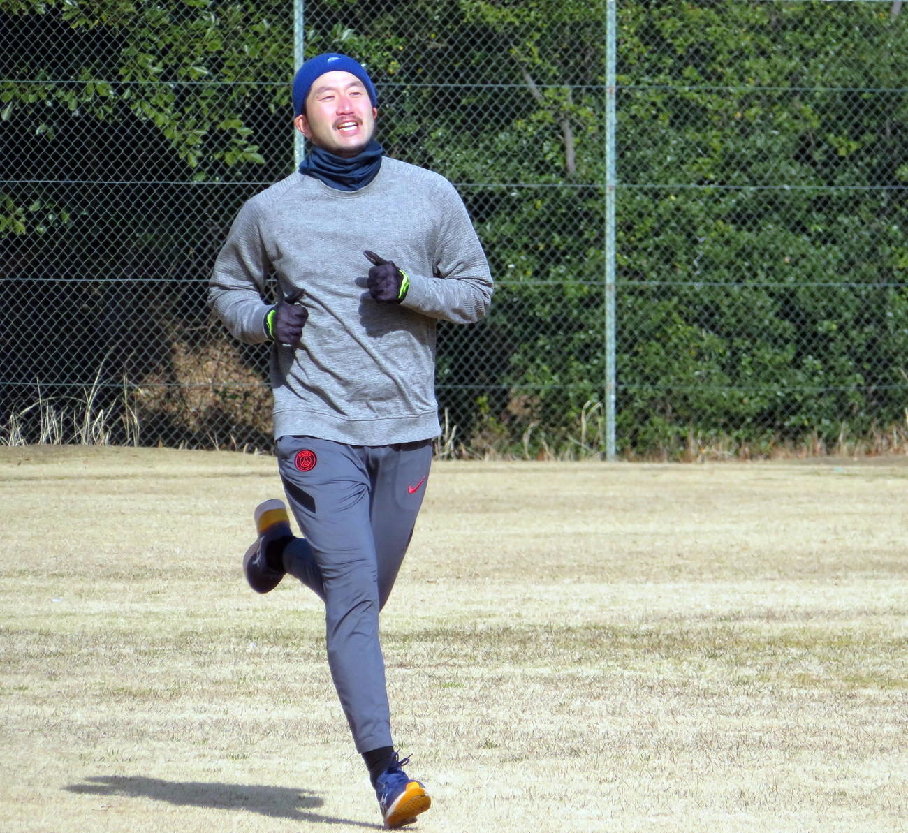 自主トレでダッシュを行うロッテ石川（撮影・鎌田直秀）