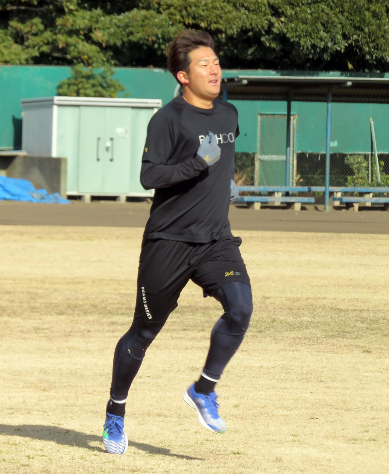 ダッシュを行うロッテ土肥（撮影・鎌田直秀）