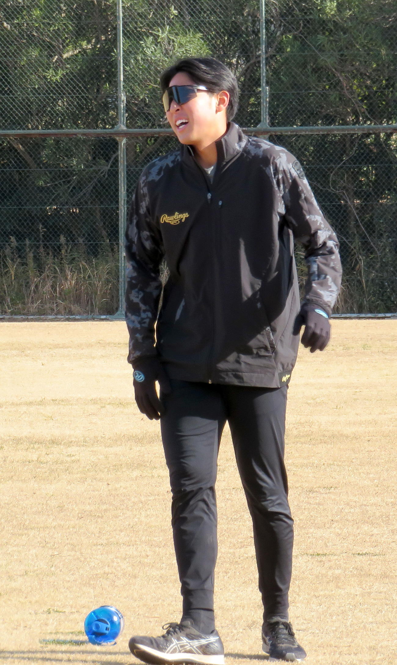 ダッシュ後に苦しい表情を見せるロッテ古谷（撮影・鎌田直秀）