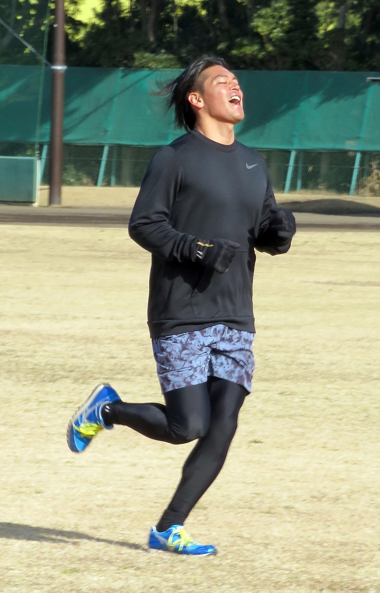 ダッシュ後に雄たけびをあげるロッテ佐々木千（撮影・鎌田直秀）