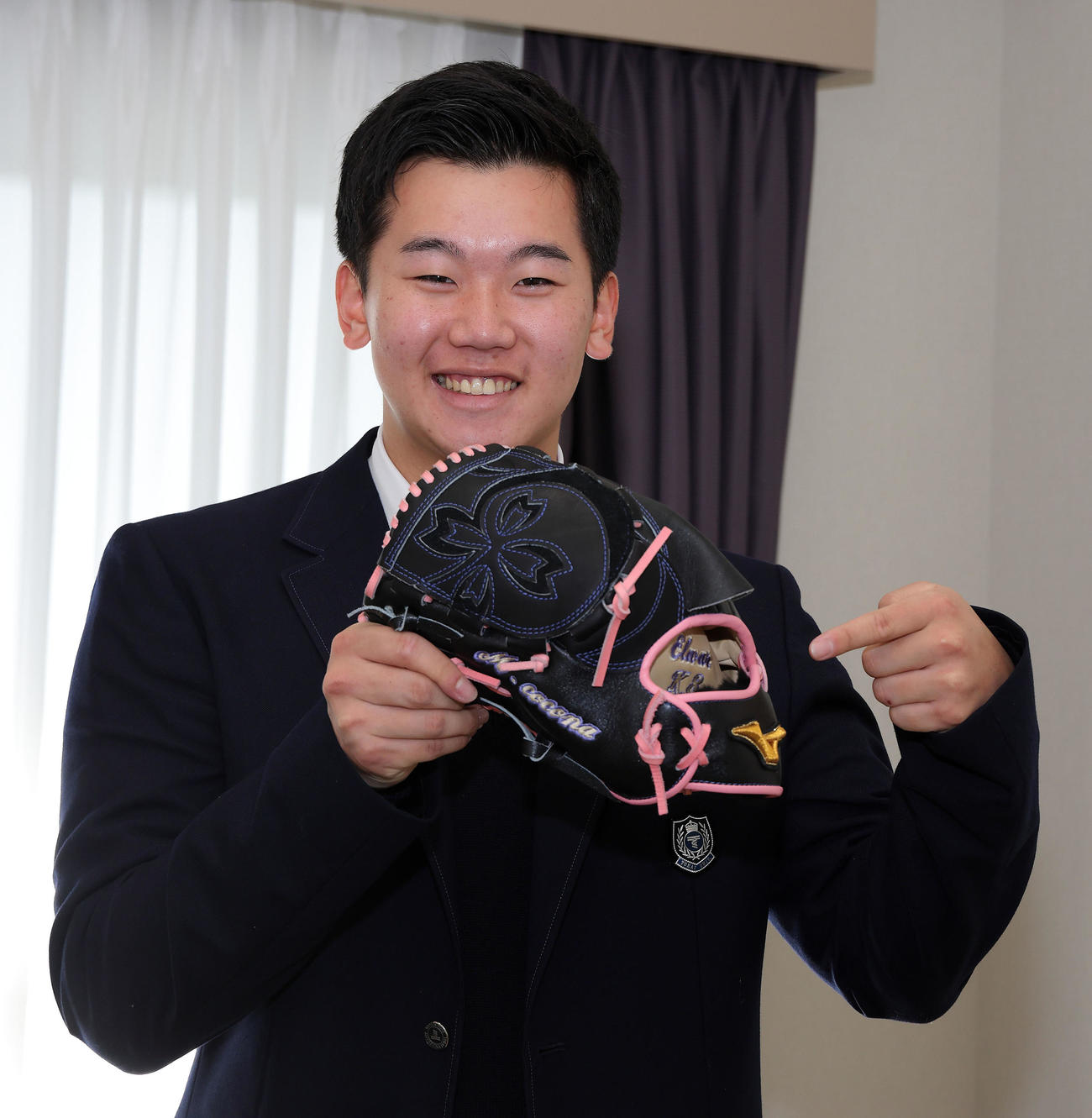 門別が虎風荘へ持参したグラブには5歳の時に脳腫瘍で亡くなった妹の名前が刺繍してある（球団提供）