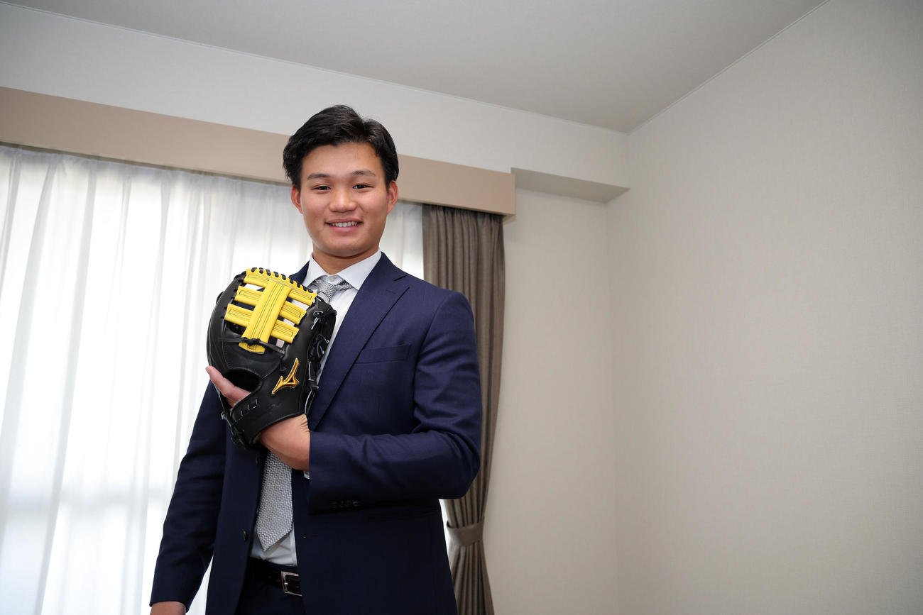 プロで使うグラブを手にする森下（球団提供）