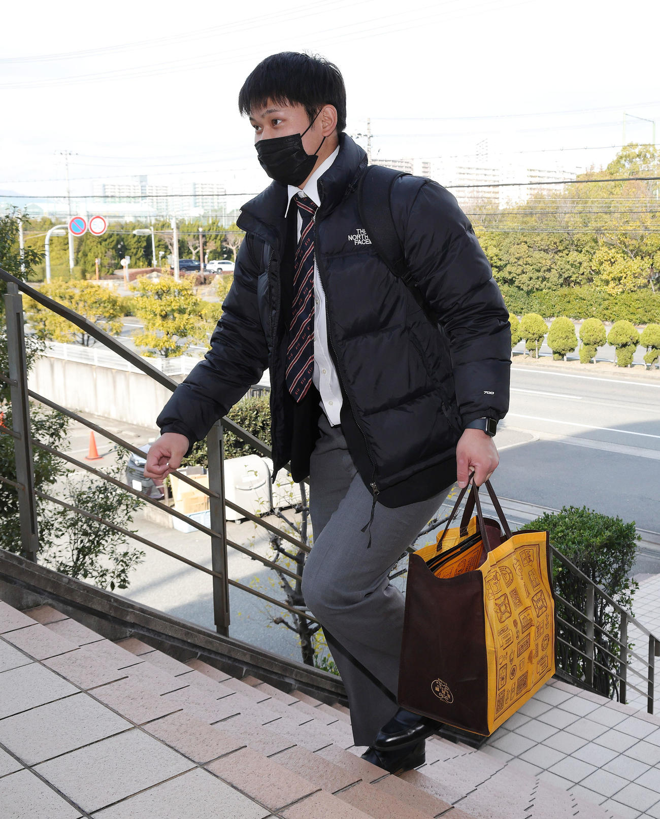 虎風荘に入寮する野口（球団提供）