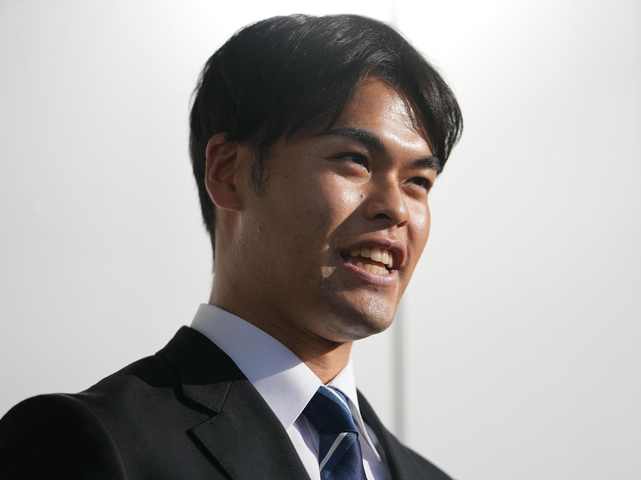 若獅子寮に入寮した西武育成ドラフト4位是沢は囲み取材を受ける（撮影・鈴木みどり）