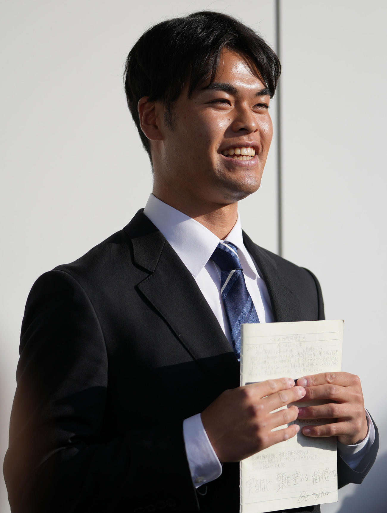 若獅子寮に入寮した西武育成ドラフト4位是沢は野球ノートを手に囲み取材を受ける（撮影・鈴木みどり）