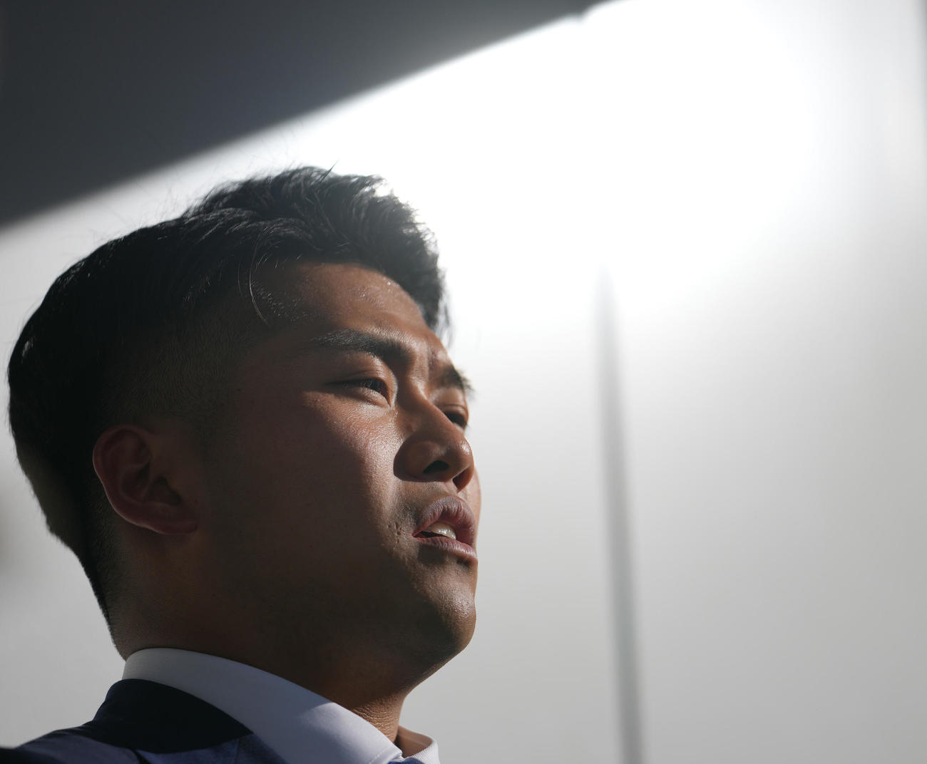 若獅子寮に入寮した西武ドラフト1位蛭間は囲み取材を受ける（撮影・鈴木みどり）